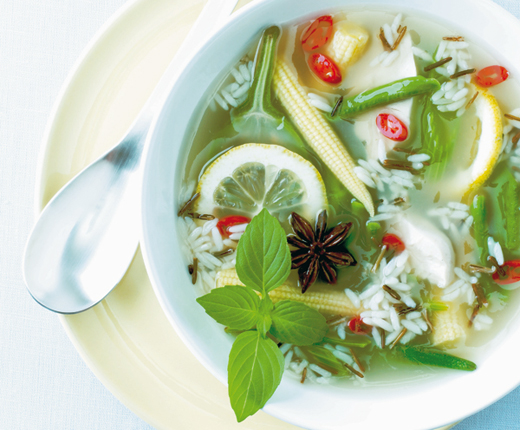 Zitronen-Reis-Suppe mit Gemüse und Geflügel
