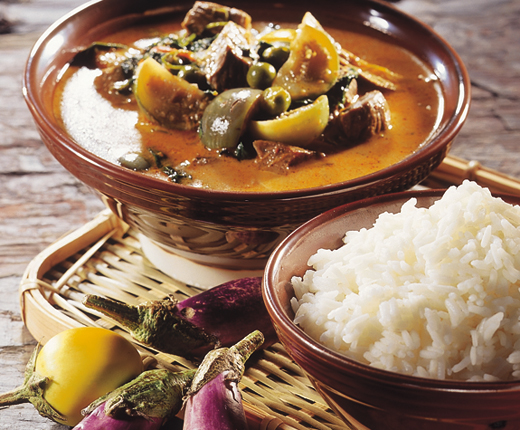 Rotes Curry mit Rindfleisch und Reis Thailand
