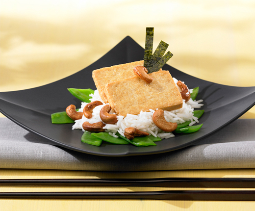 Riz au tofu avec noix de cajou et pois mange-tout
